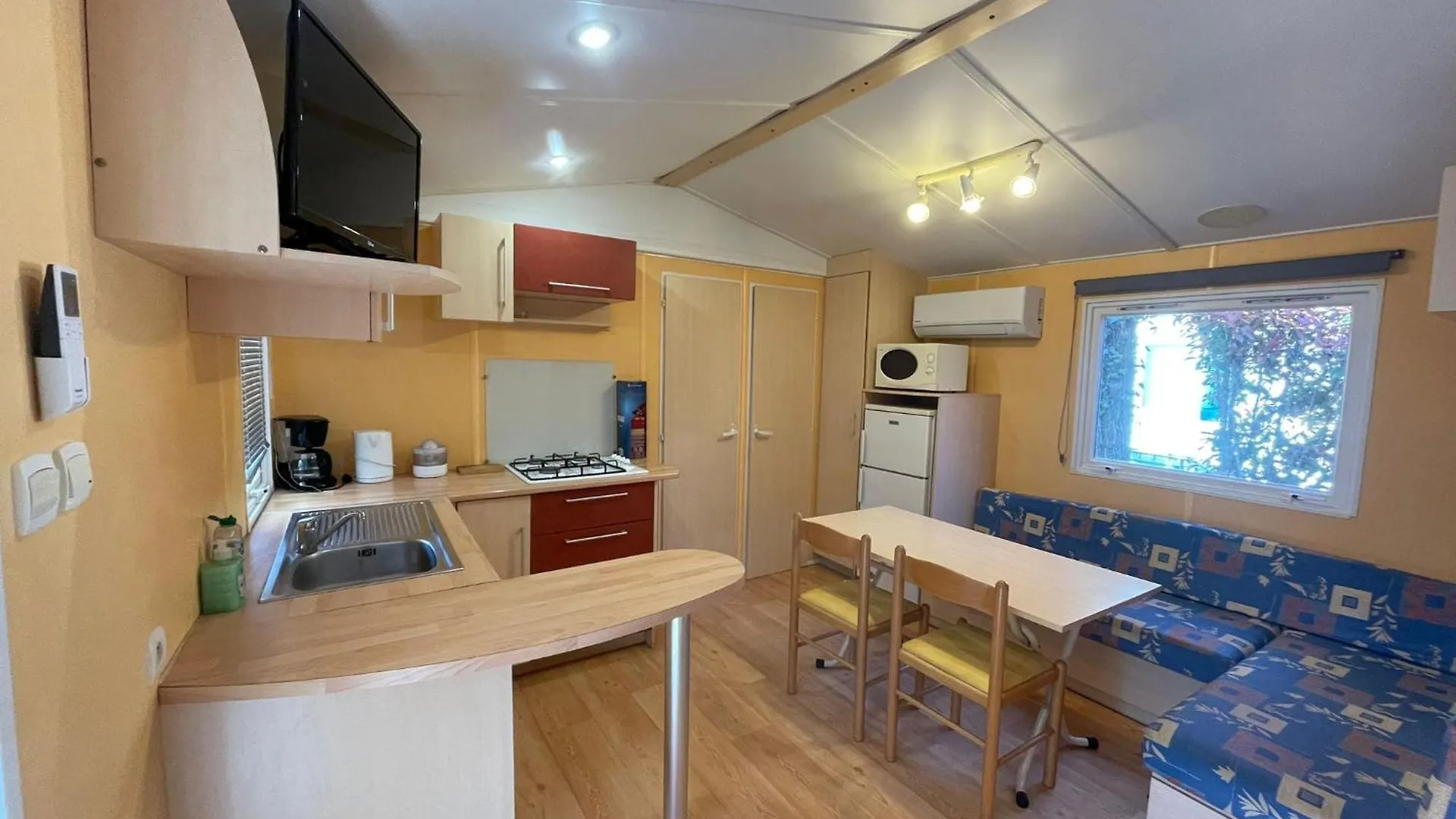 Campsite Mobilhome Dans Camping 3 Etoiles En Provence La Roque-d'Antheron