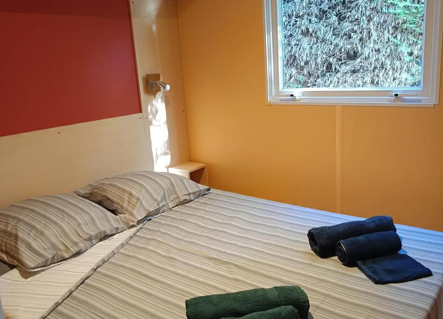 Mobilhome Dans Camping 3 Etoiles En Provence La Roque-d'Antheron 0*,  France