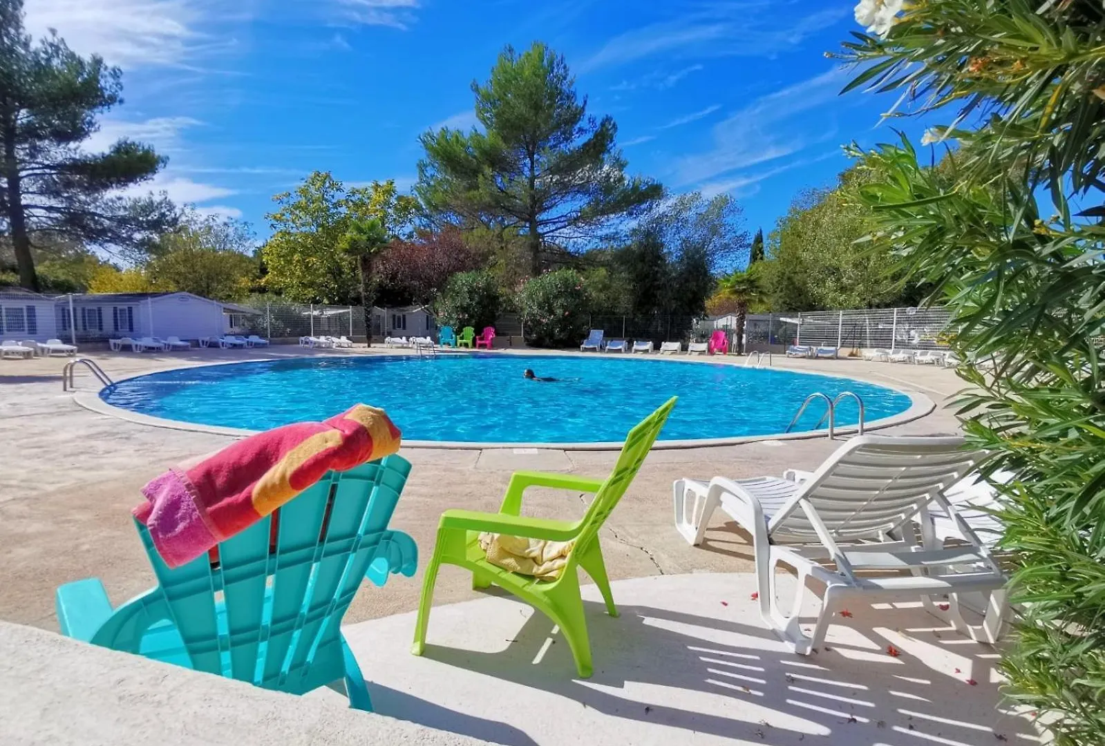 Mobilhome Dans Camping 3 Etoiles En Provence La Roque-d'Antheron Campsite